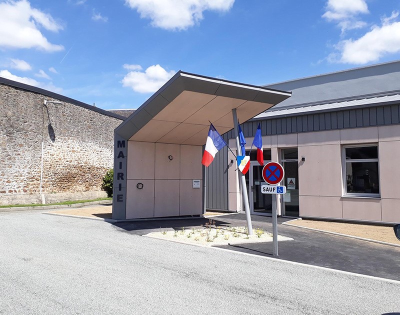 DESLAURIERS Charpentier Couvreur Mairie St Gemme Le Robert 5 53